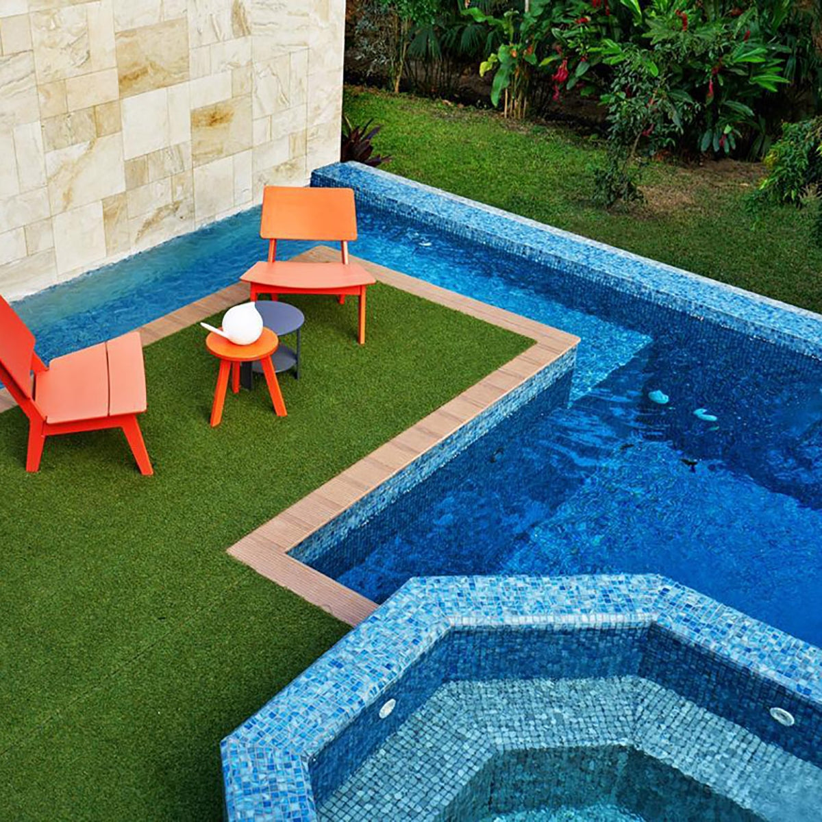 Make a Splash This Summer with Stunning Pool Glass Tiles