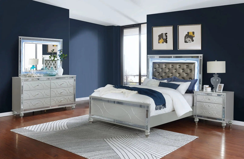 Gunnison 4-piece Queen Bedroom Set Silver Metallic by Unique Piece Furniture