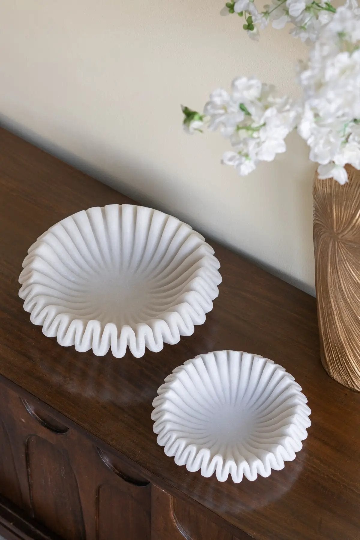 D9.5x2.5' Wavy Sand and Resin Bowl with Textured White Finish by HouseOfZazla