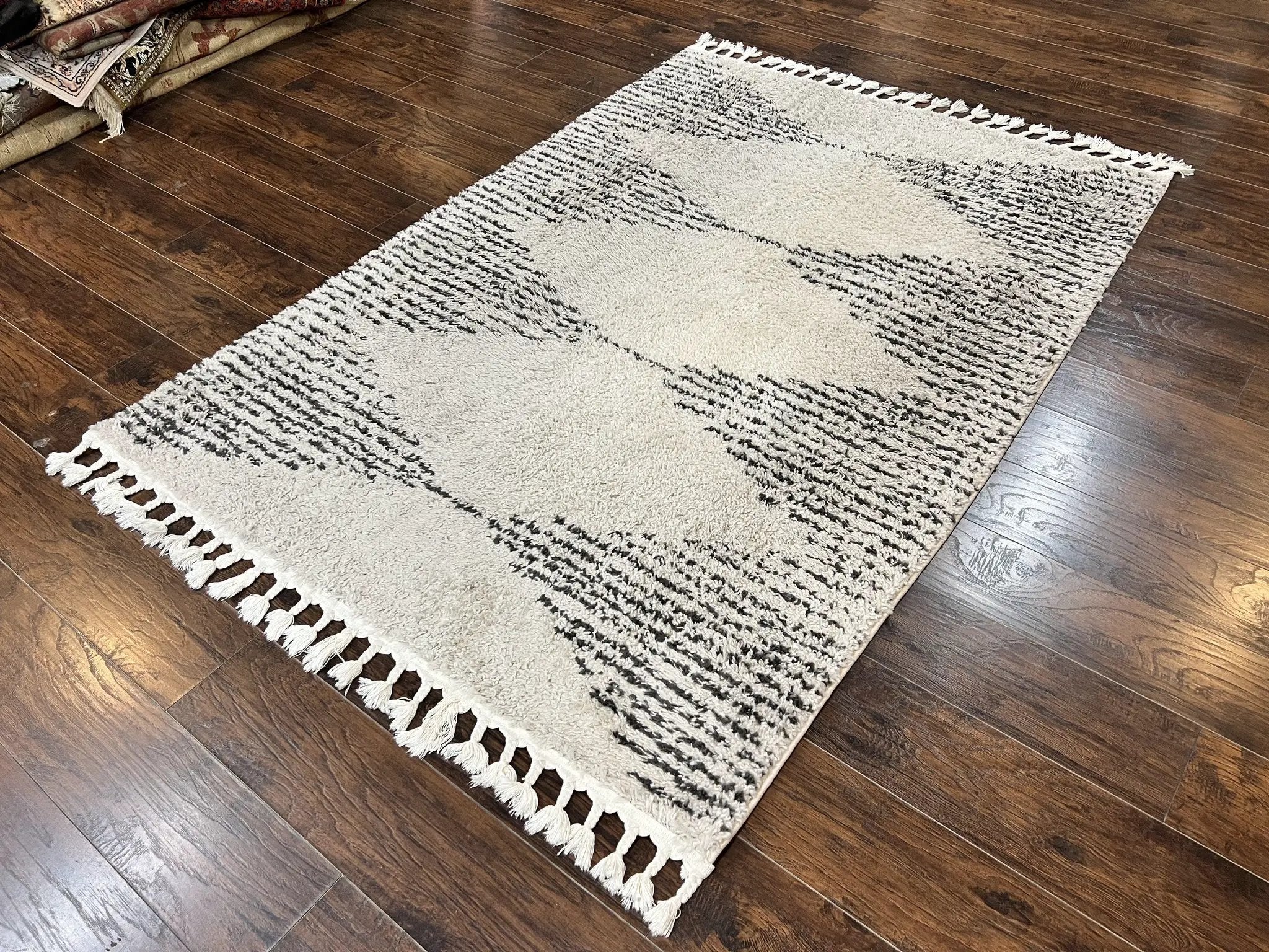 Shag Rug 5x8, Off White and Black Modern Contemporary Shag Area Rug, Moroccan Style Rug 5 x 8 ft, Medium Sized Rug, nuLoom Rug by Jewel Rugs