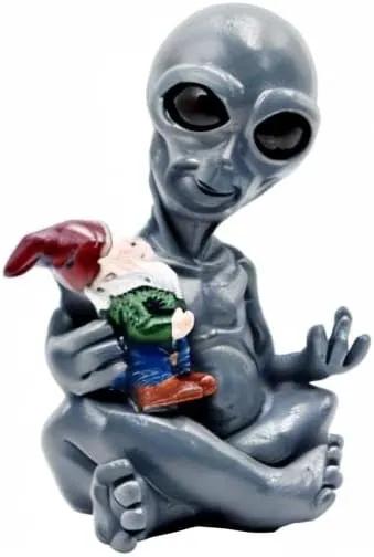 Dnoifne Alien Hugging Gnome Garden Decoration Statue, Resin Alien Dwarf Statue, Waterproof Garden Alien and Gnome Statue for Patio Lawn Porch Decoration Birthday Gifts Housewarming Gifts by GreenHaven Gardens