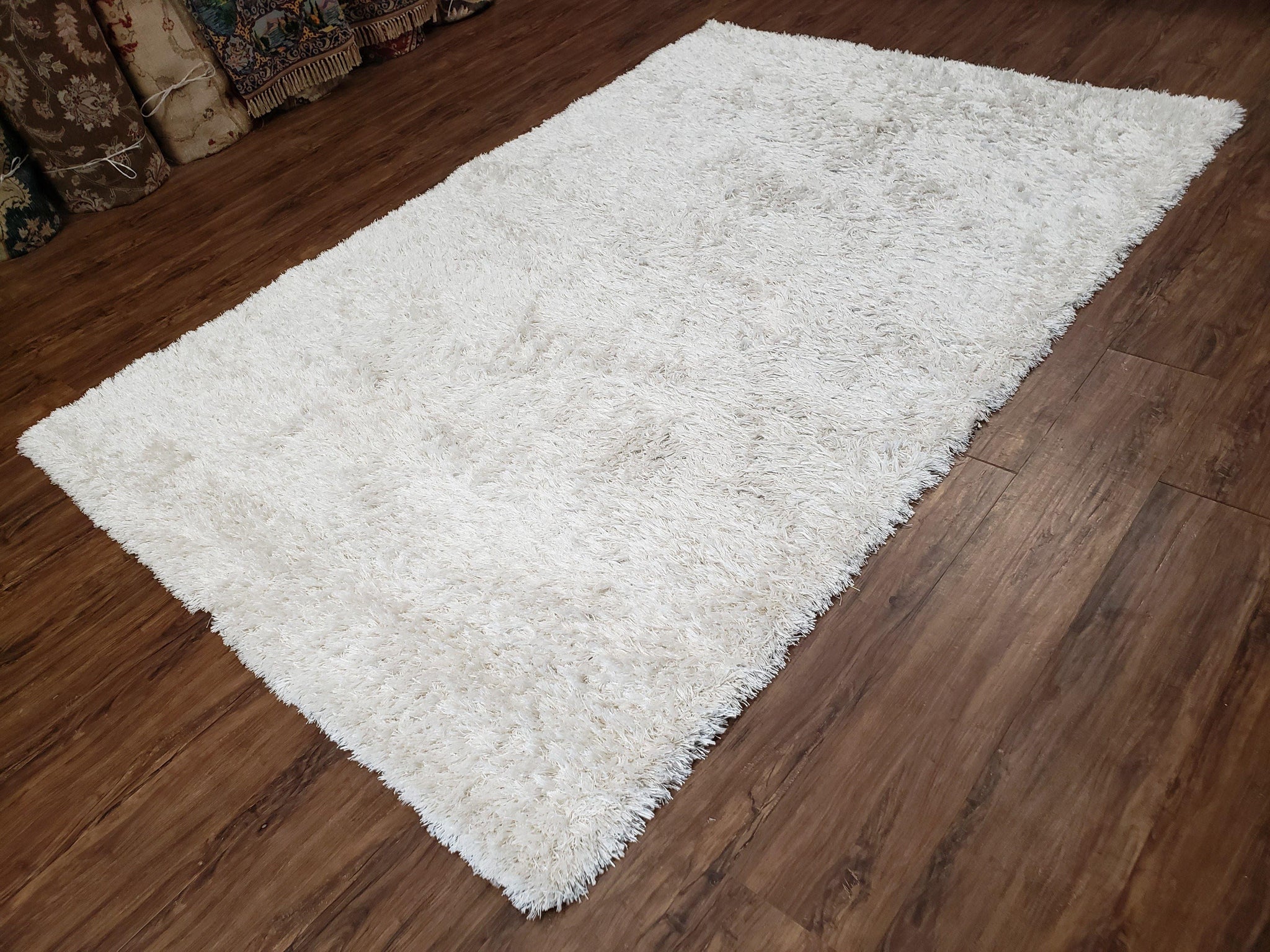 Safavieh Shag Rug 5x8, Pearl White Color, Isaac Mizrachi Shag Collection 5x7 Carpet, High Pile Soft Fluffly Bedroom Rug, Living Room Rug by Jewel Rugs