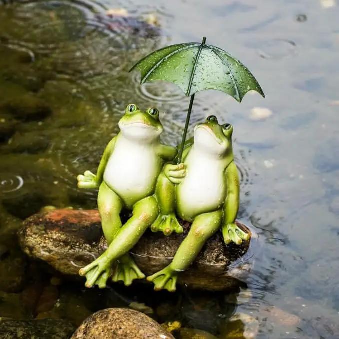 Couple Frogs Outdoor Statue - Frogs Decor Resin Happy Couple Hold an Umbrella Garden Statue Frog Garden Décor for Patio Yard Lawn Porch Gardening Décor 8.5" x 11" x 6.5" by GreenHaven Gardens
