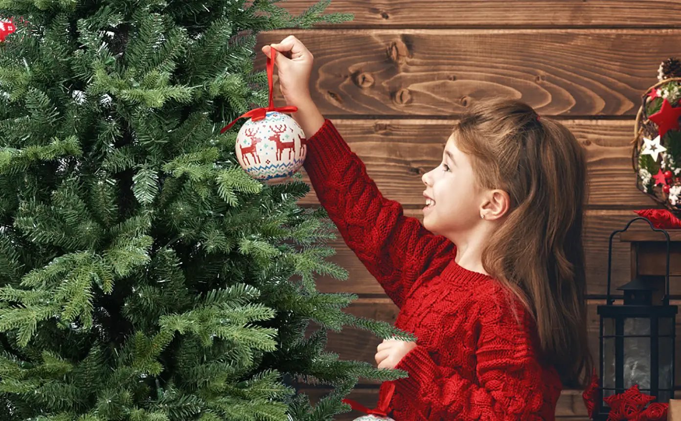 4FT Green PVC and PE Christmas Tree with 919 Tips by HouseOfZazla