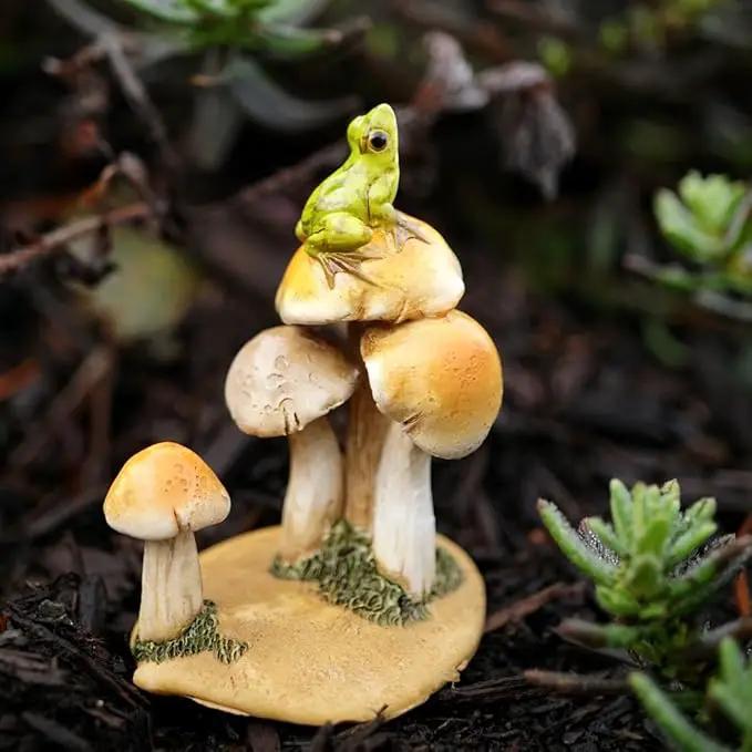 Top Collection Miniature Fairy Garden and Terrarium Statue, Frog on Mushrooms by GreenHaven Gardens