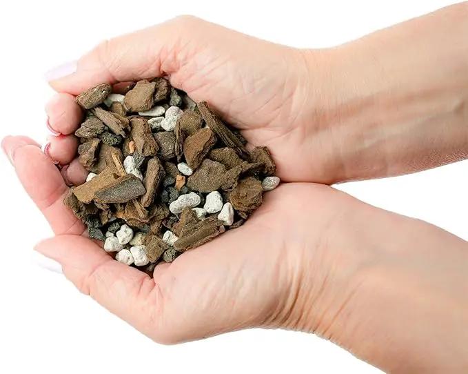 Premium African Violets and Gesneriad Premium Soil Mix by Gardenera - Horticultural Perlite (25%) + Vermiculite (25%) + Sphagnum Peat Moss (50%) - Made in USA - (1 Quart Bag) by GreenHaven Gardens