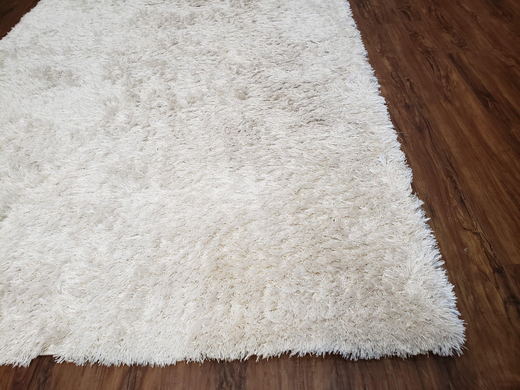 Safavieh Shag Rug 5x8, Pearl White Color, Isaac Mizrachi Shag Collection 5x7 Carpet, High Pile Soft Fluffly Bedroom Rug, Living Room Rug by Jewel Rugs