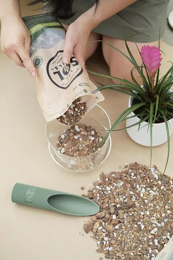 Sol Soils Chunky Houseplant Mix - Fast Draining Soil for Indoor Plants with Coco Coir Chips, Perlite, & Pumice, 2 Quart by GreenHaven Gardens