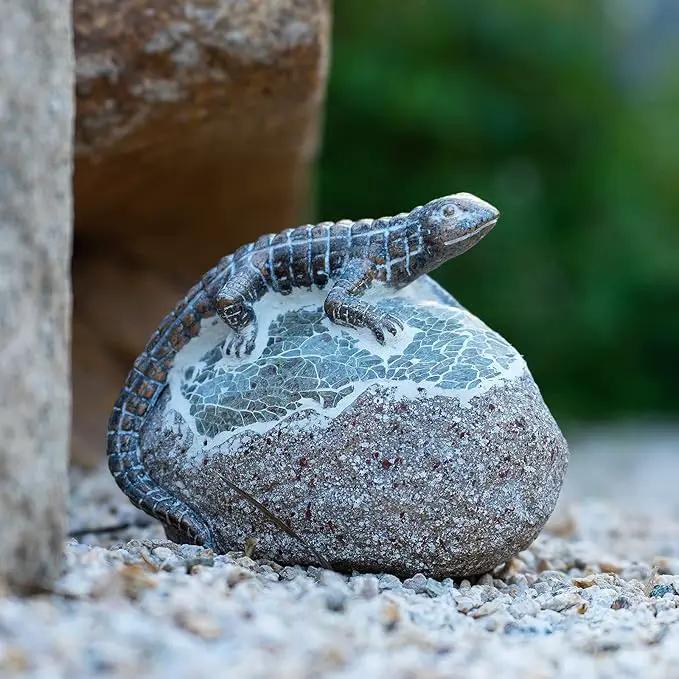 Garden Statue Lizard,Solar Lizard Decor for Outdoor,Resin Lizards Figurine with Solar Light for Patio,Balcony,Yard,Lawn Ornament,Perfect Garden Gift by GreenHaven Gardens
