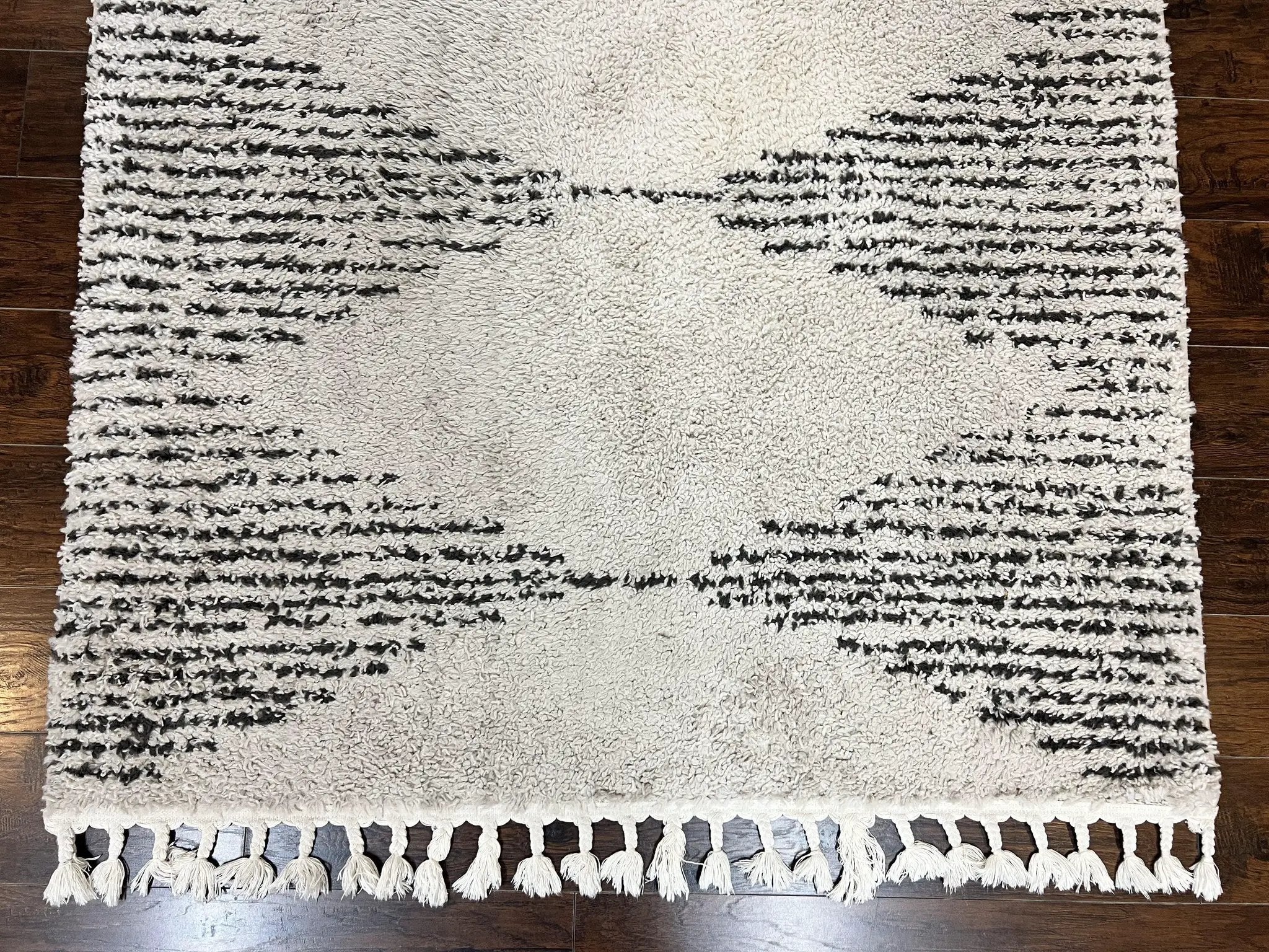 Shag Rug 5x8, Off White and Black Modern Contemporary Shag Area Rug, Moroccan Style Rug 5 x 8 ft, Medium Sized Rug, nuLoom Rug by Jewel Rugs