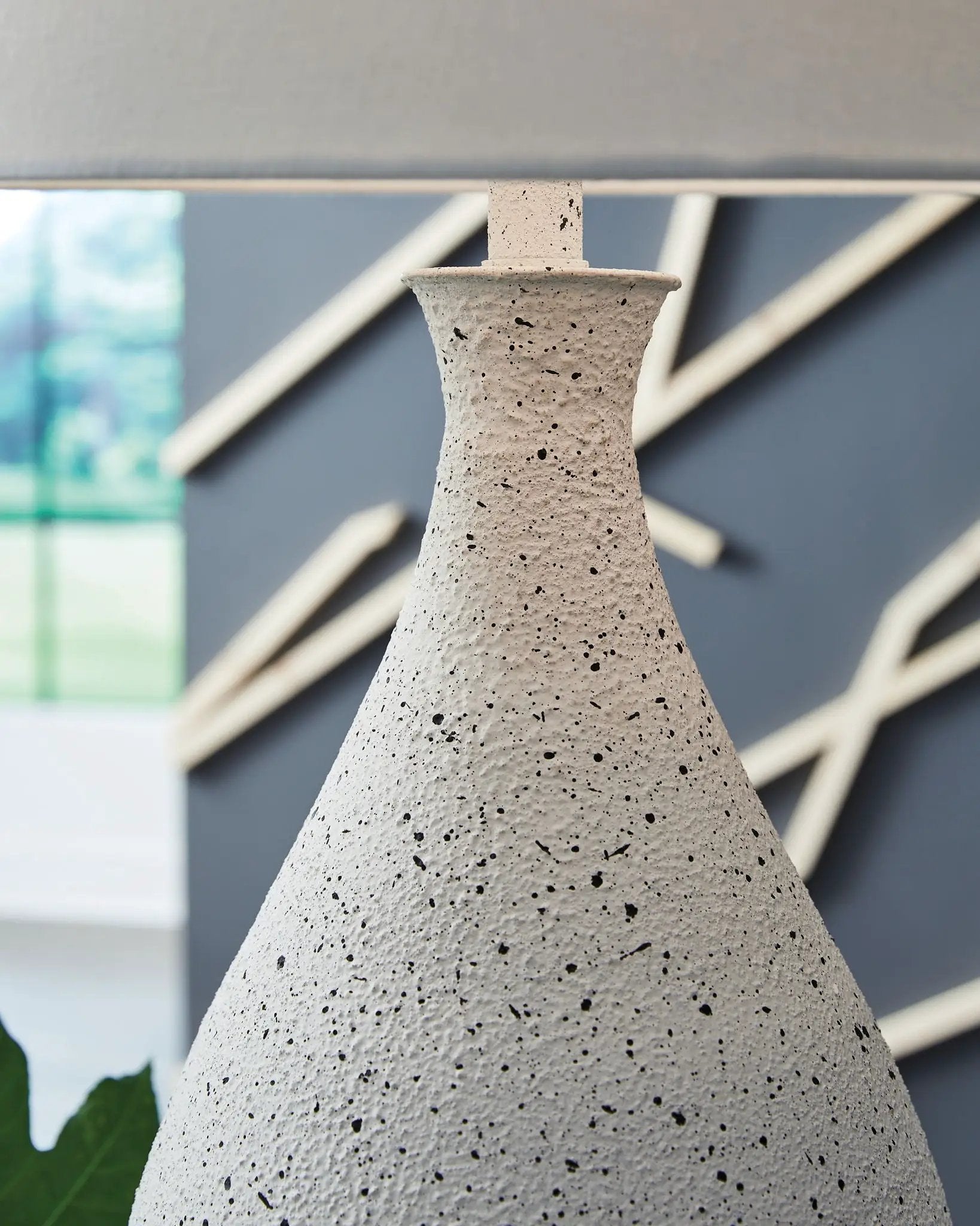Wyattford - Metal Table Lamp - White / Black by Unique Piece Furniture