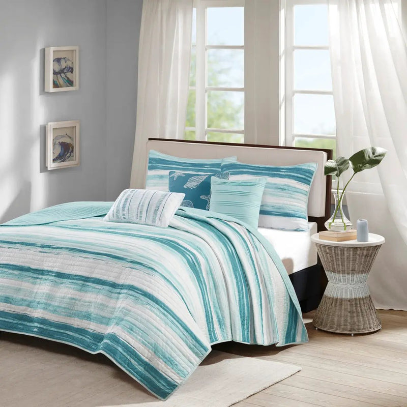 6 Piece Printed Quilt Set with Throw Pillows Aqua Full/Queen by HouseOfZazla