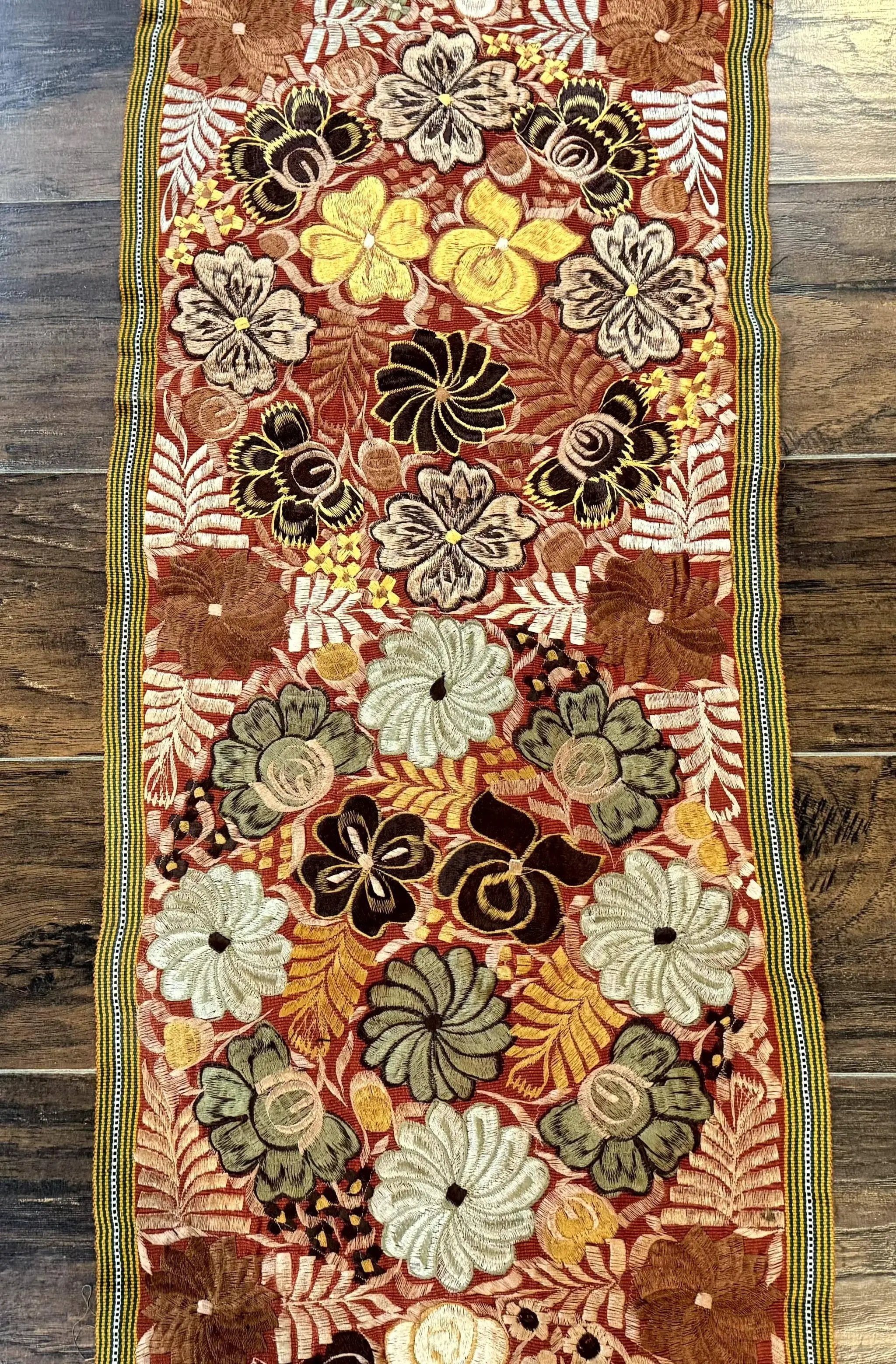 Vintage Table Runner 1.5 x 7.5, Floral by Jewel Rugs