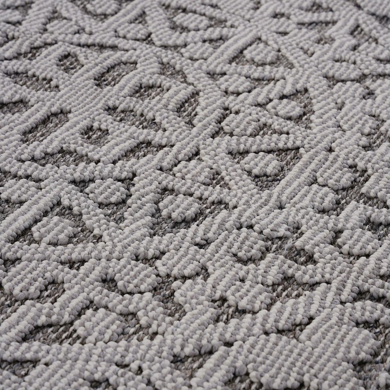 Guros - 4' X 6' Medallion Indoor / Outdoor Area Rug - Gray / White by HouseOfZazla