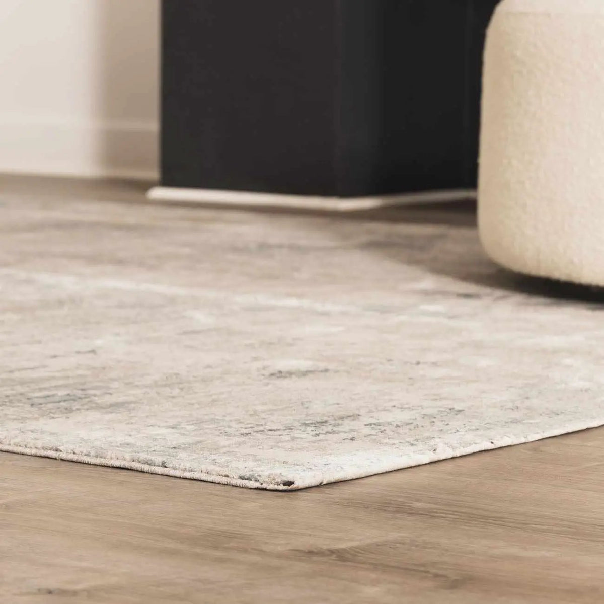 Burstwick Thick Luxe Boutique Rug, installed in a room 8