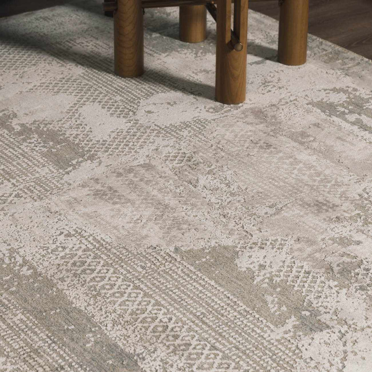 Hanae Thick Luxe Boutique Rug, installed in a room 4