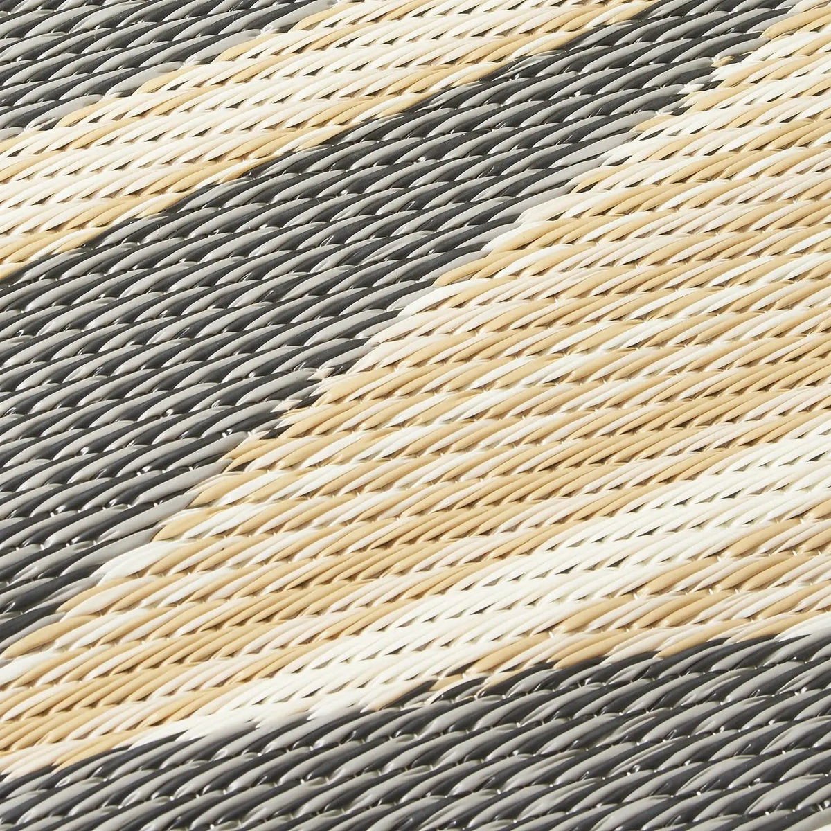 Cairo - Natural & Black Outdoor Rug for Patio, detail