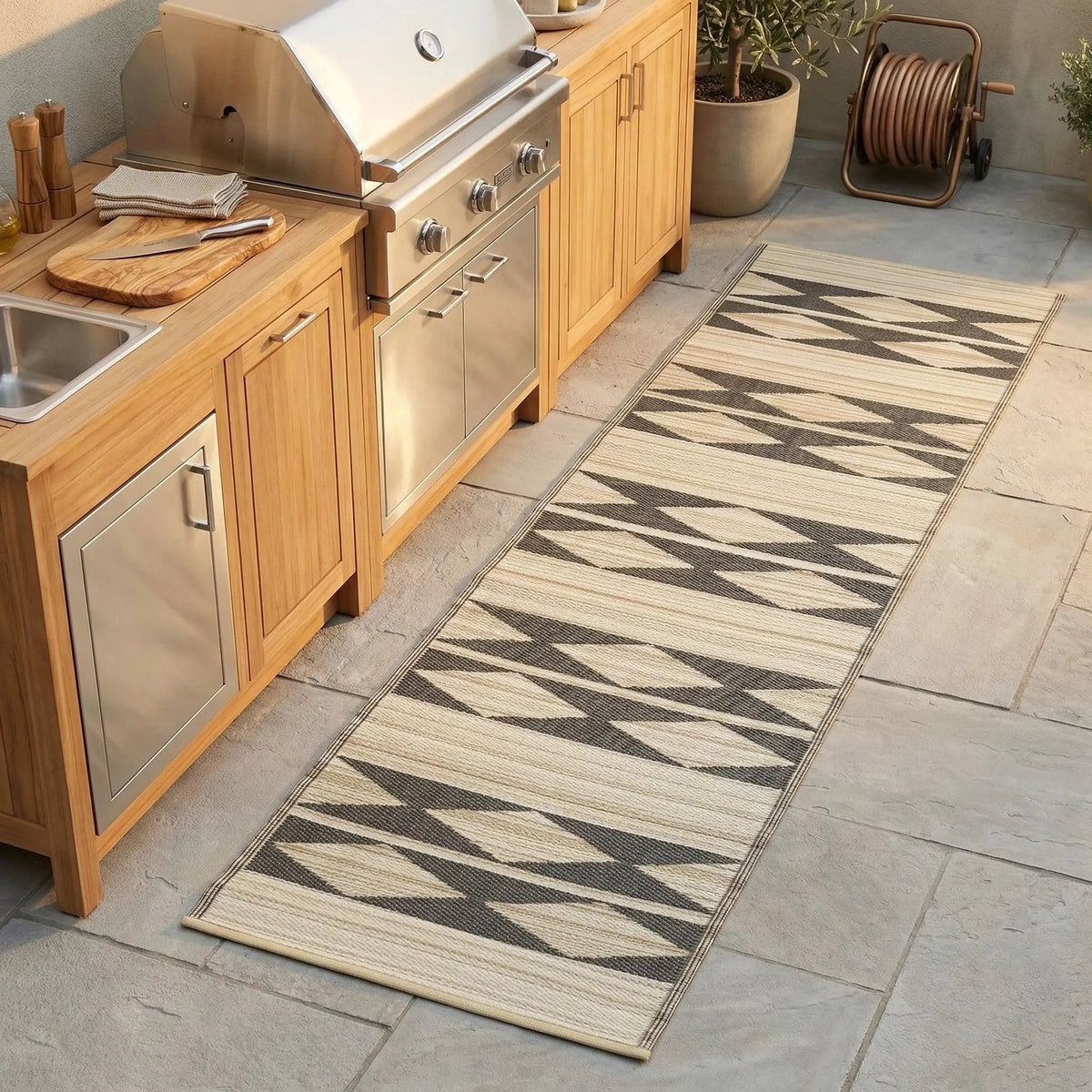 Cairo - Natural & Black Outdoor Rug for Patio, photo 4 of 10
