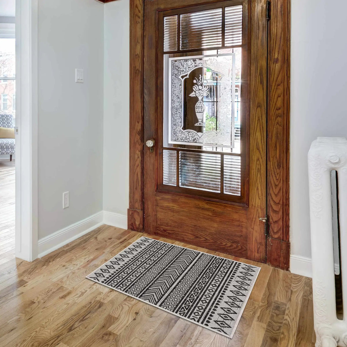 Imboden Black&White Outdoor Rug, installed in a room 5