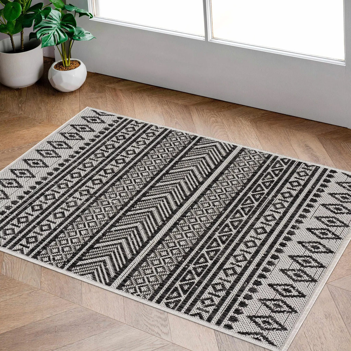 Imboden Black&White Outdoor Rug, installed in a room 7