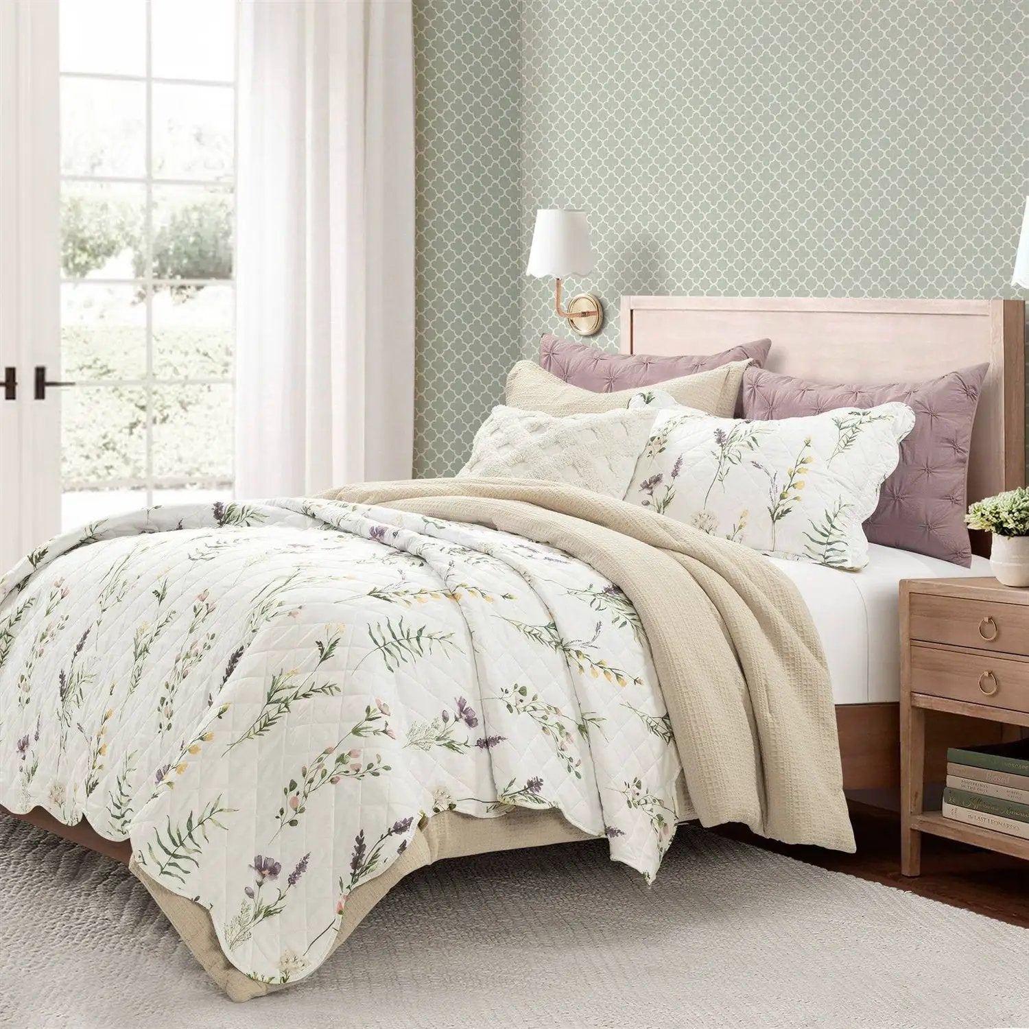 Full/Queen Scallop Edge Floral Lightweight 3 Piece Quilt Set by HomePacific