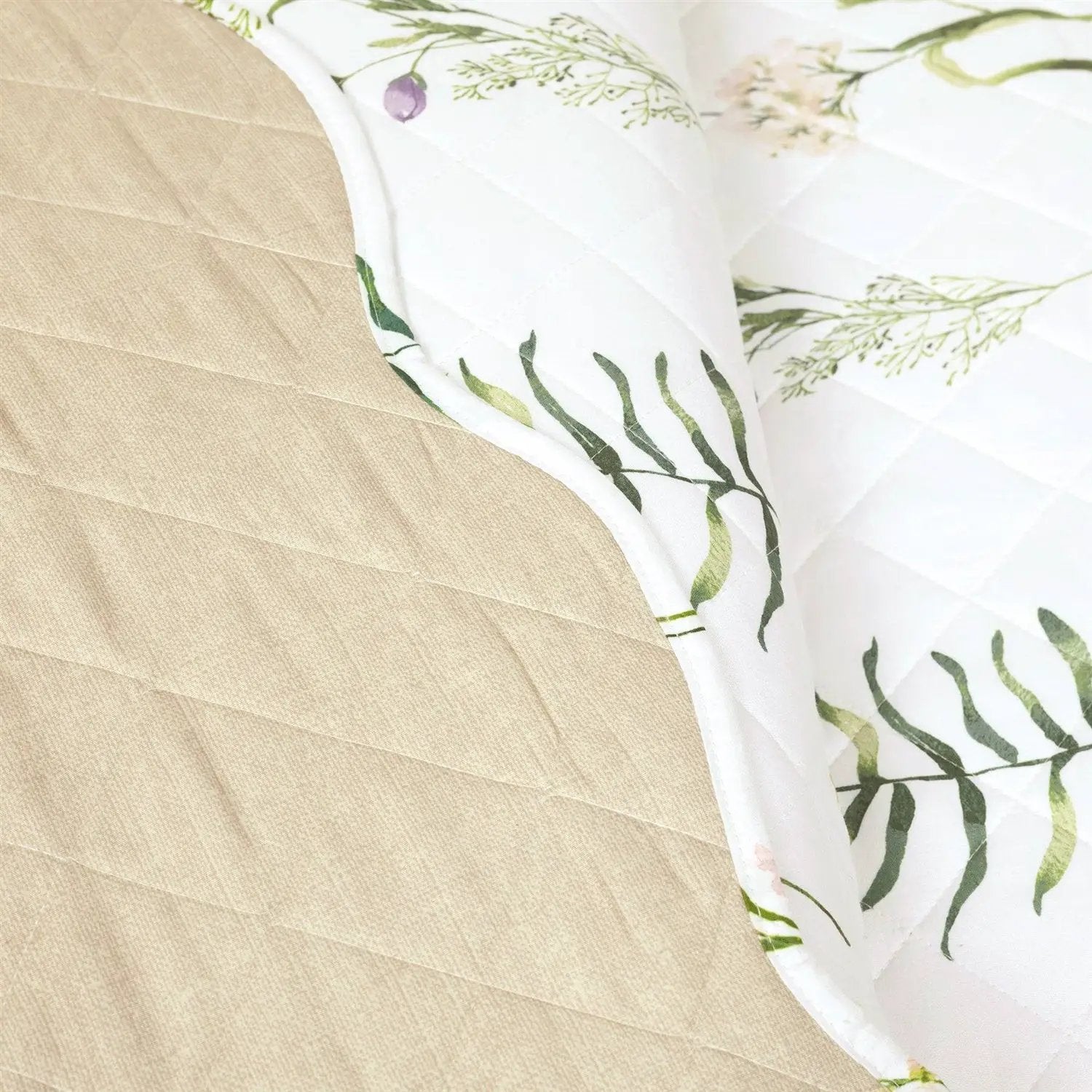 Full/Queen Scallop Edge Floral Lightweight 3 Piece Quilt Set by HomePacific