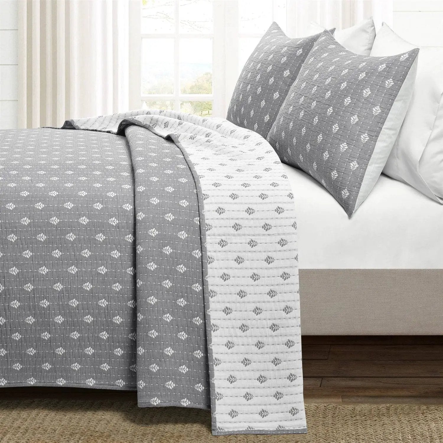 King size 3-Piece Reversible Cotton Yarn Woven Quilt Set in Grey and White by HomePacific