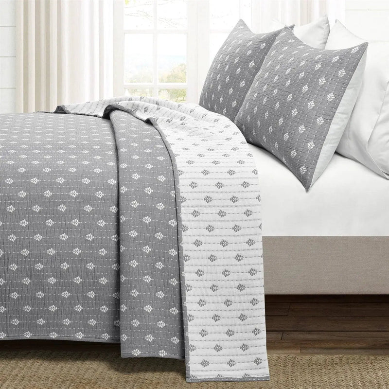 King size 3-Piece Reversible Cotton Yarn Woven Quilt Set in Grey and White by HomePacific
