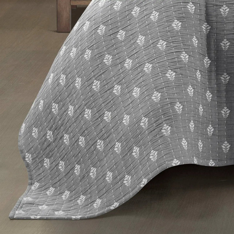 King size 3-Piece Reversible Cotton Yarn Woven Quilt Set in Grey and White by HomePacific