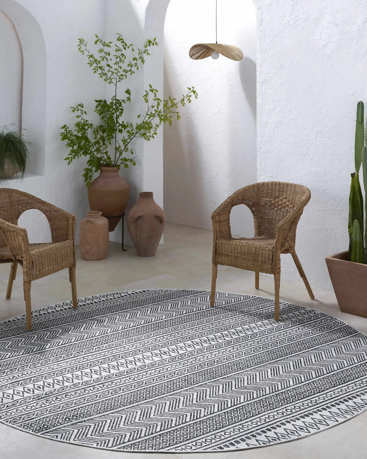 Imboden Black&White Outdoor Rug, installed in a room 6