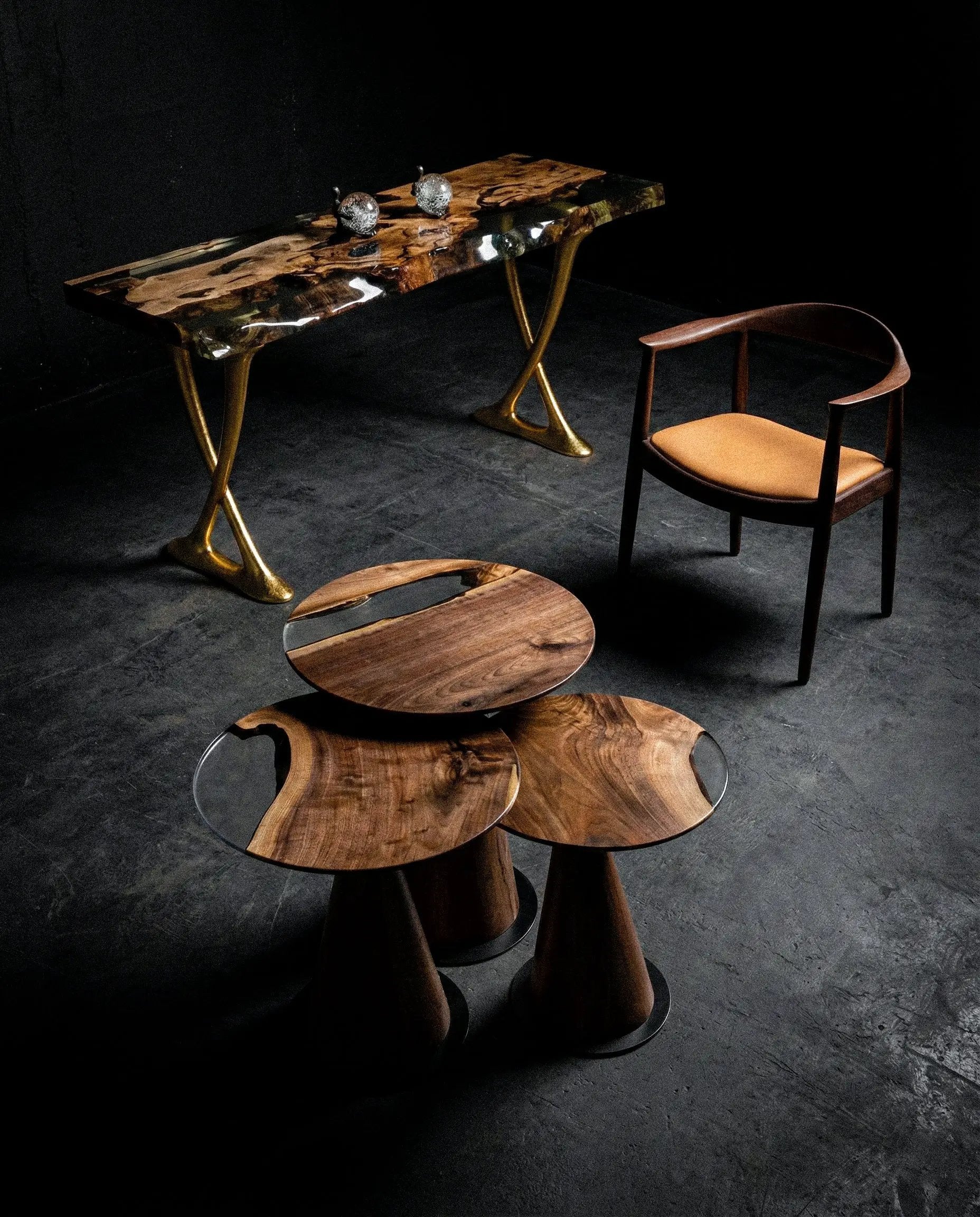Mushroom Side & End table Made of Walnut and Epoxy Resin by Gizz