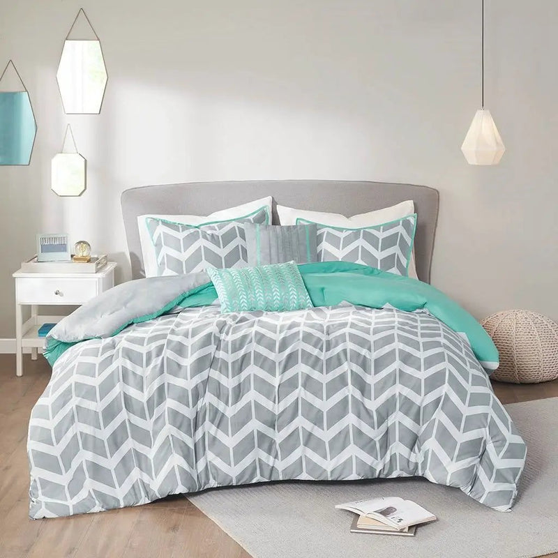 Full/Queen Reversible Comforter Set with Grey White Aqua Teal Chevron Pattern by HomePacific