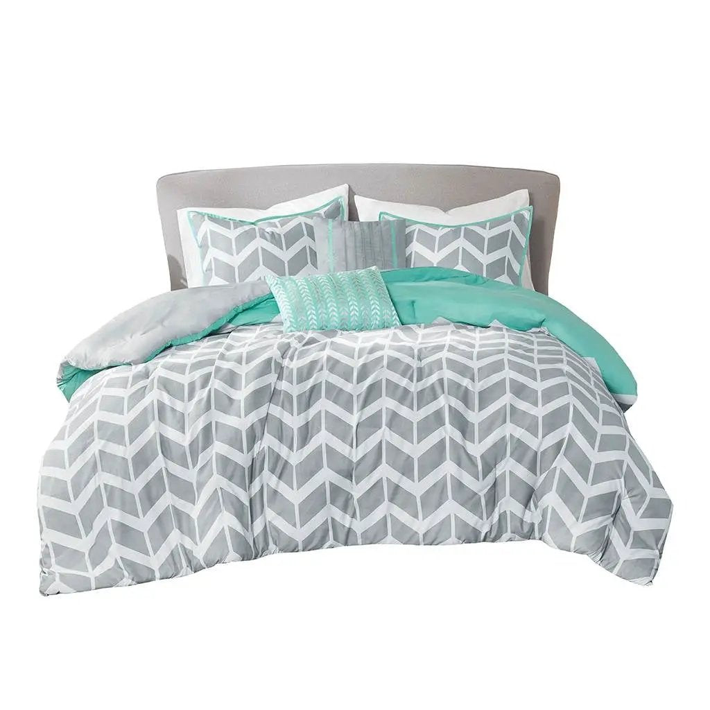 Full/Queen Reversible Comforter Set with Grey White Aqua Teal Chevron Pattern by HomePacific