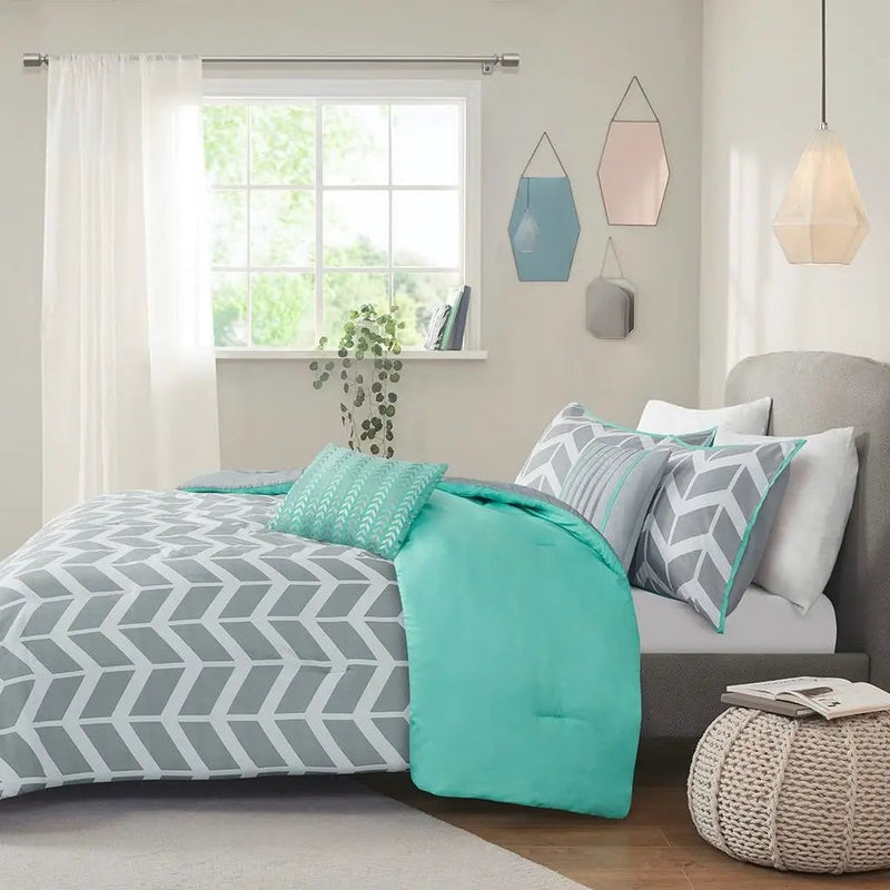 Full/Queen Reversible Comforter Set with Grey White Aqua Teal Chevron Pattern by HomePacific
