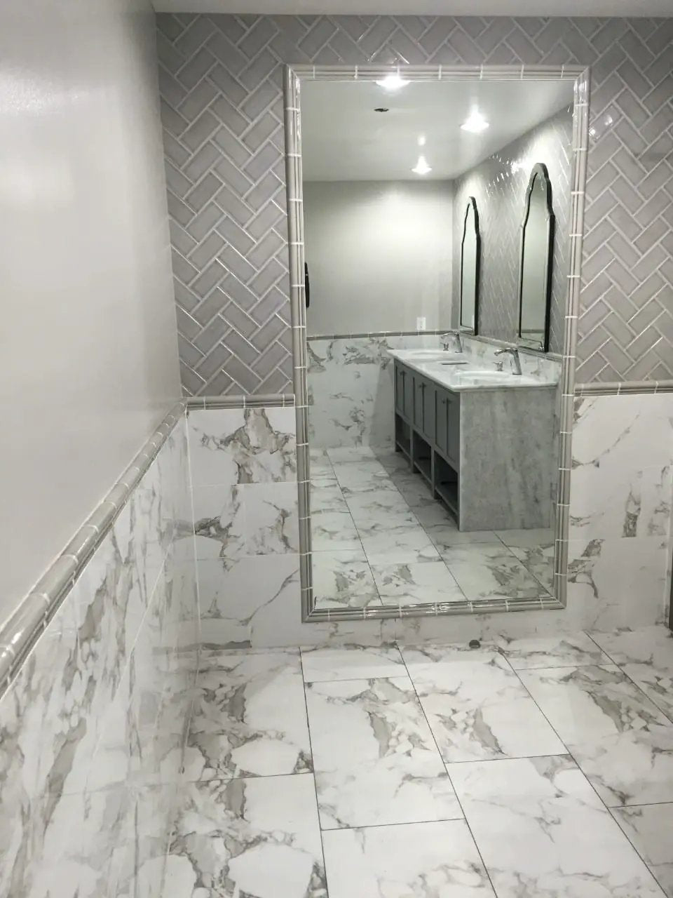 Pietra Statuario Matte Marble Look Porcelain Mosaics 2x2 0.39 inch in a finished room