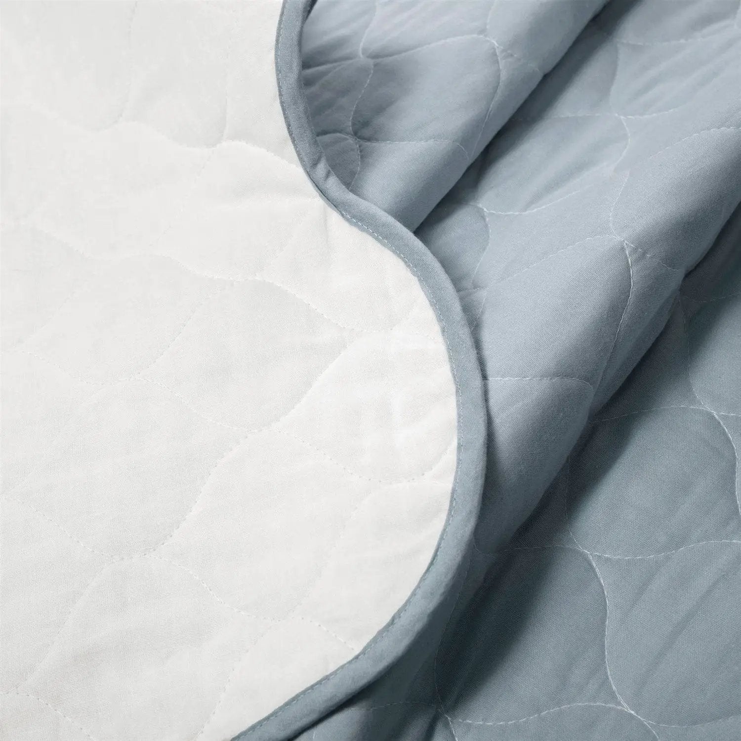 Full/Queen White Blue Scalloped Edge Reversible Thin Light Quilt Set by HomePacific
