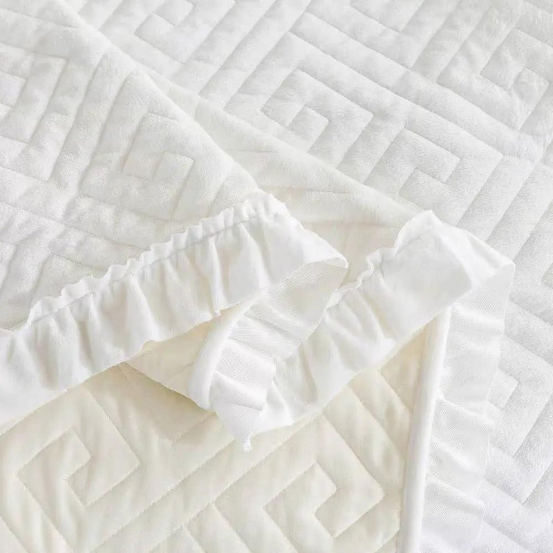 Queen size Ivory White Velvet Microfiber Polyester Reversible 3-Piece Quilt Set by HomePacific