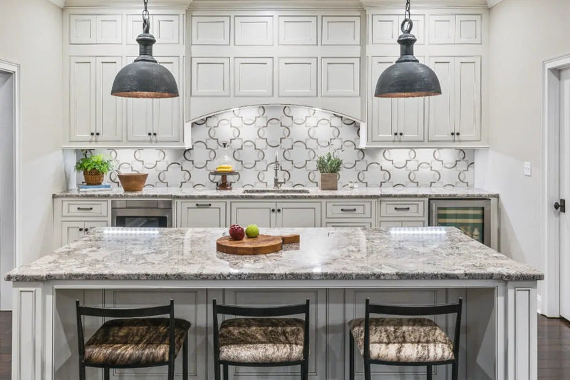 Bianco Quatrefoil Polished 10mm Pattern Marble Mosaics by MSI Surfaces