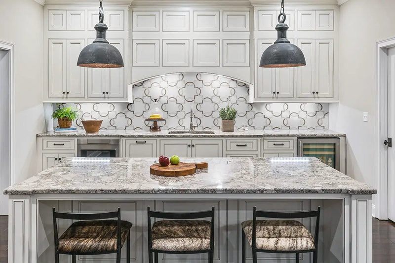 Bianco Quatrefoil Polished 10mm Pattern Marble Mosaics by MSI Surfaces