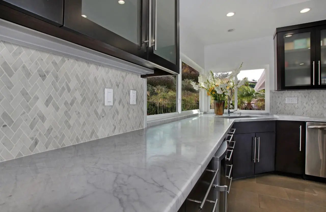 Harlow Interlocking 8mm Pattern Glass Mosaics in a finished room