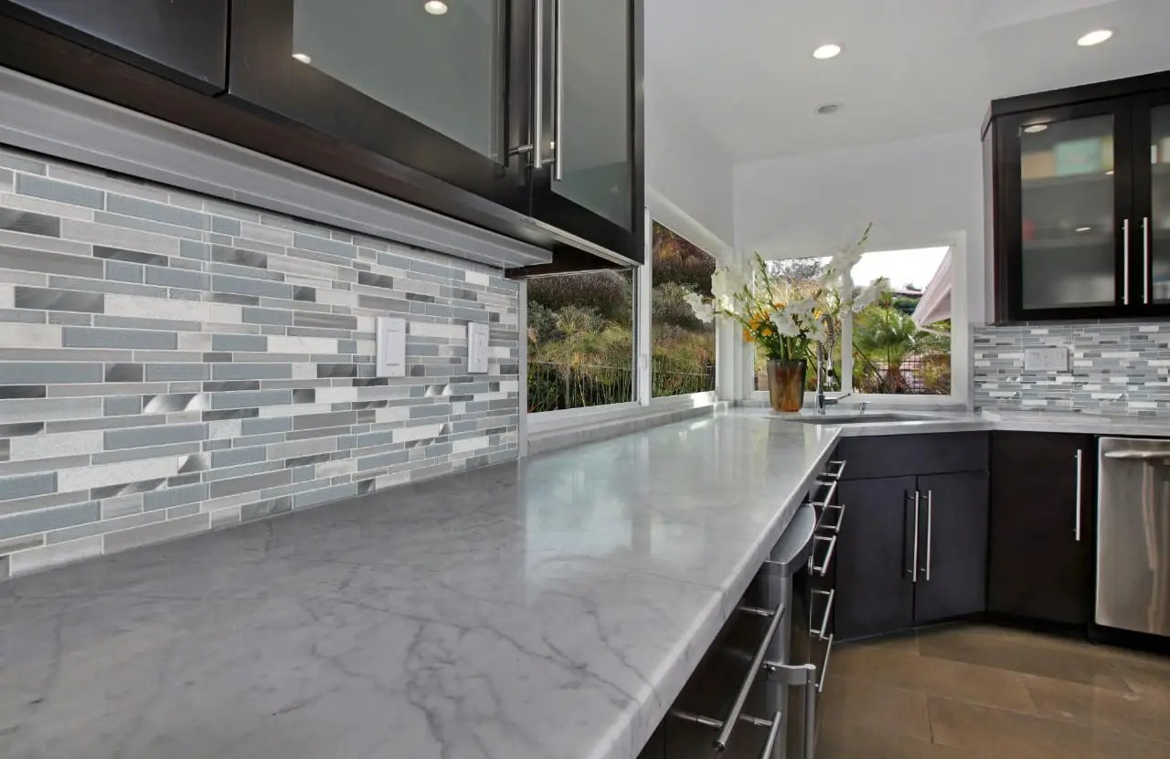 Harlow Interlocking 8mm Pattern Glass Mosaics in a finished room
