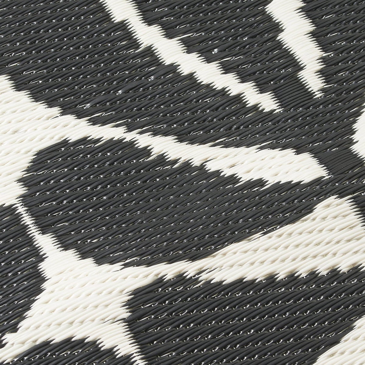 Serowe - Black & White Outdoor Rug for Patio, detail