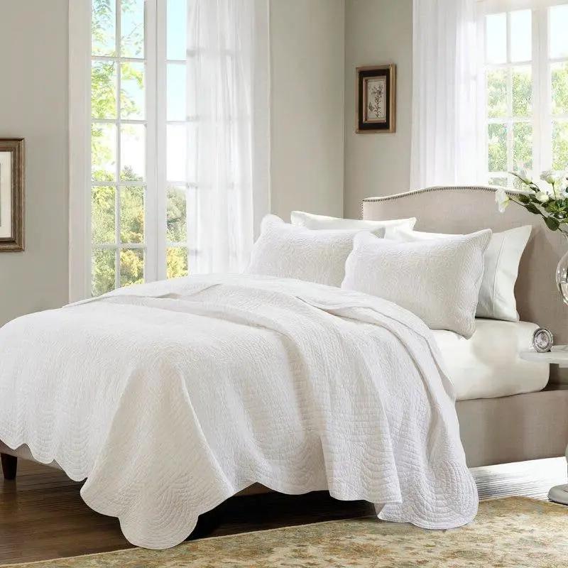 Full/Queen size 3-Piece Reversible Scalloped Edges Microfiber Quilt Set in White by HomePacific