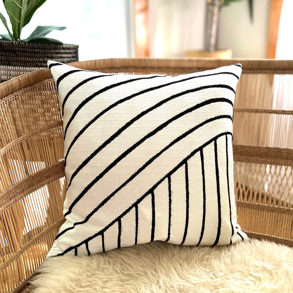 Organic Lines White Sadza Pillow