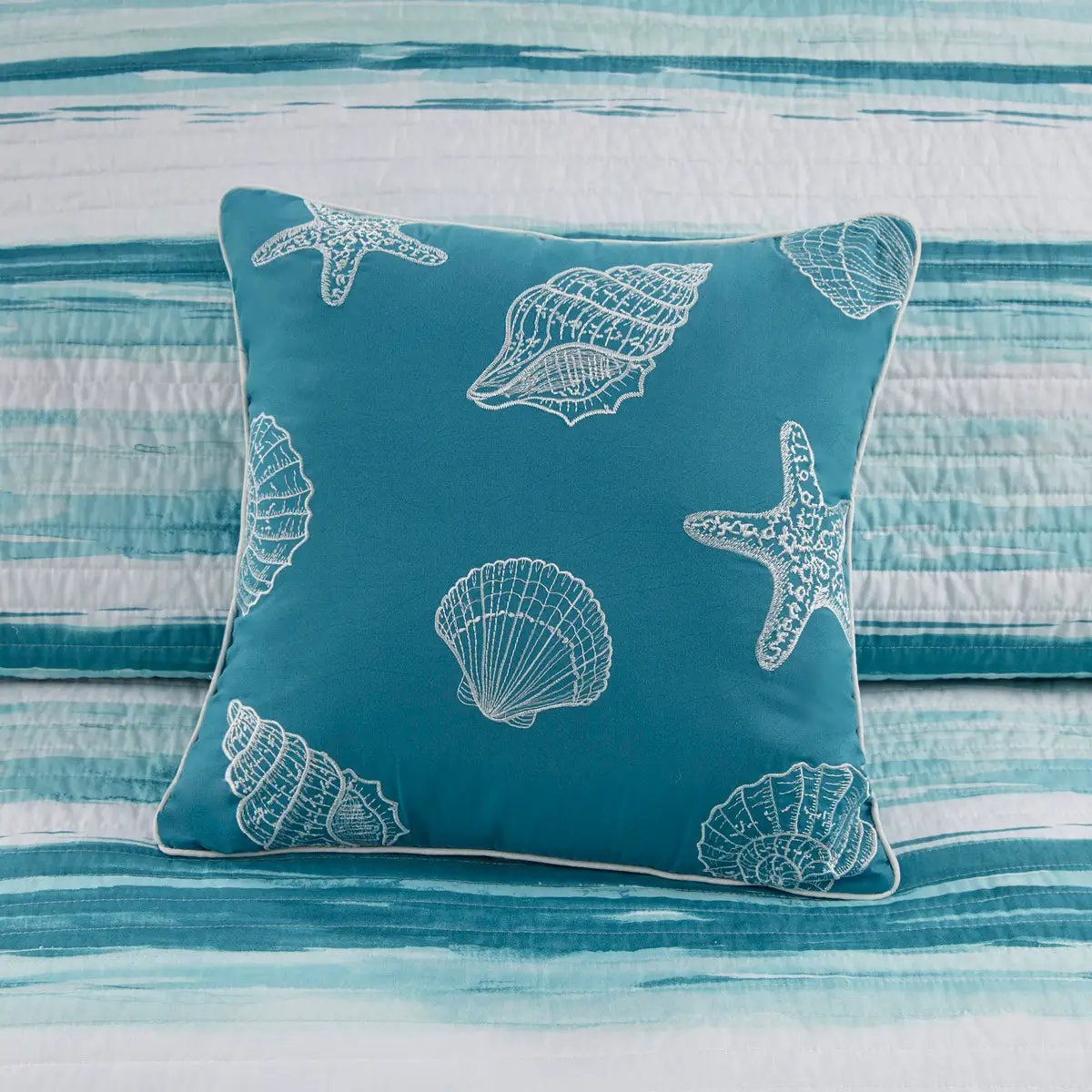 6 Piece Printed Quilt Set with Throw Pillows Aqua Full/Queen by HouseOfZazla