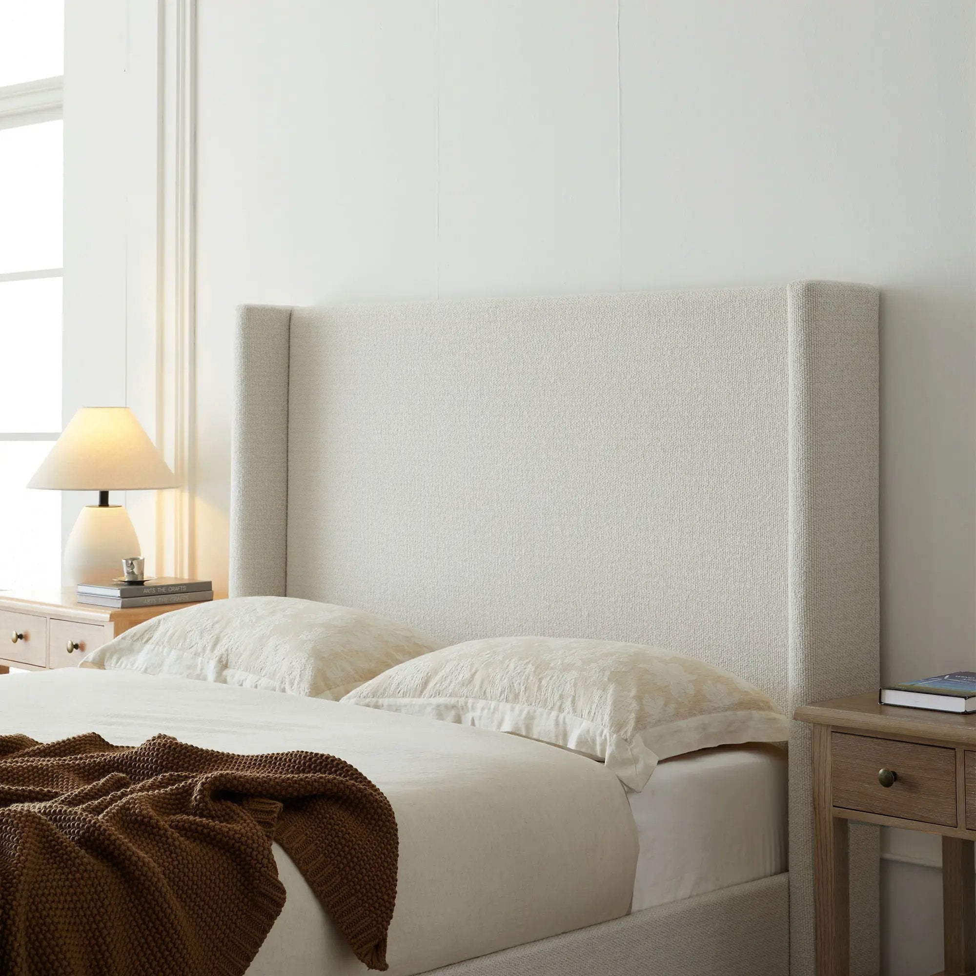 Hosford - Minimalist Upholstered Wingback Bed With Wood Base Platform