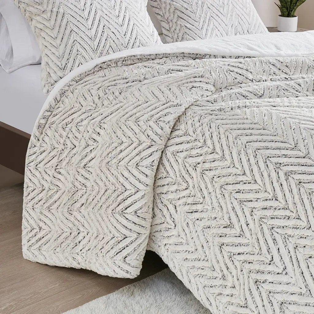 King/Cal King Ultra Plush Down Alternative Comforter Set by HouseOfZazla