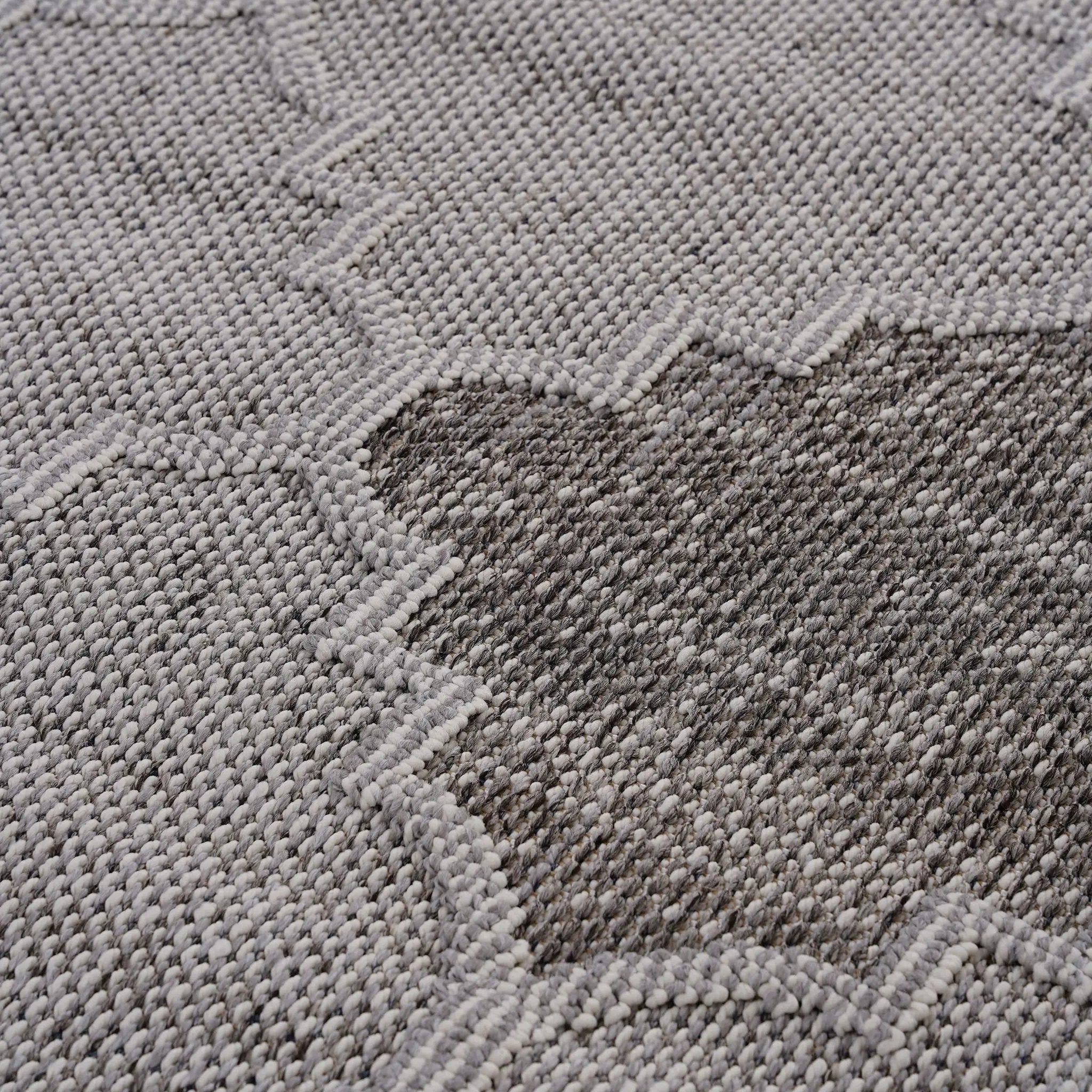 Guros - 6' X 9' Trellis Indoor / Outdoor Area Rug - White / Gray by HouseOfZazla
