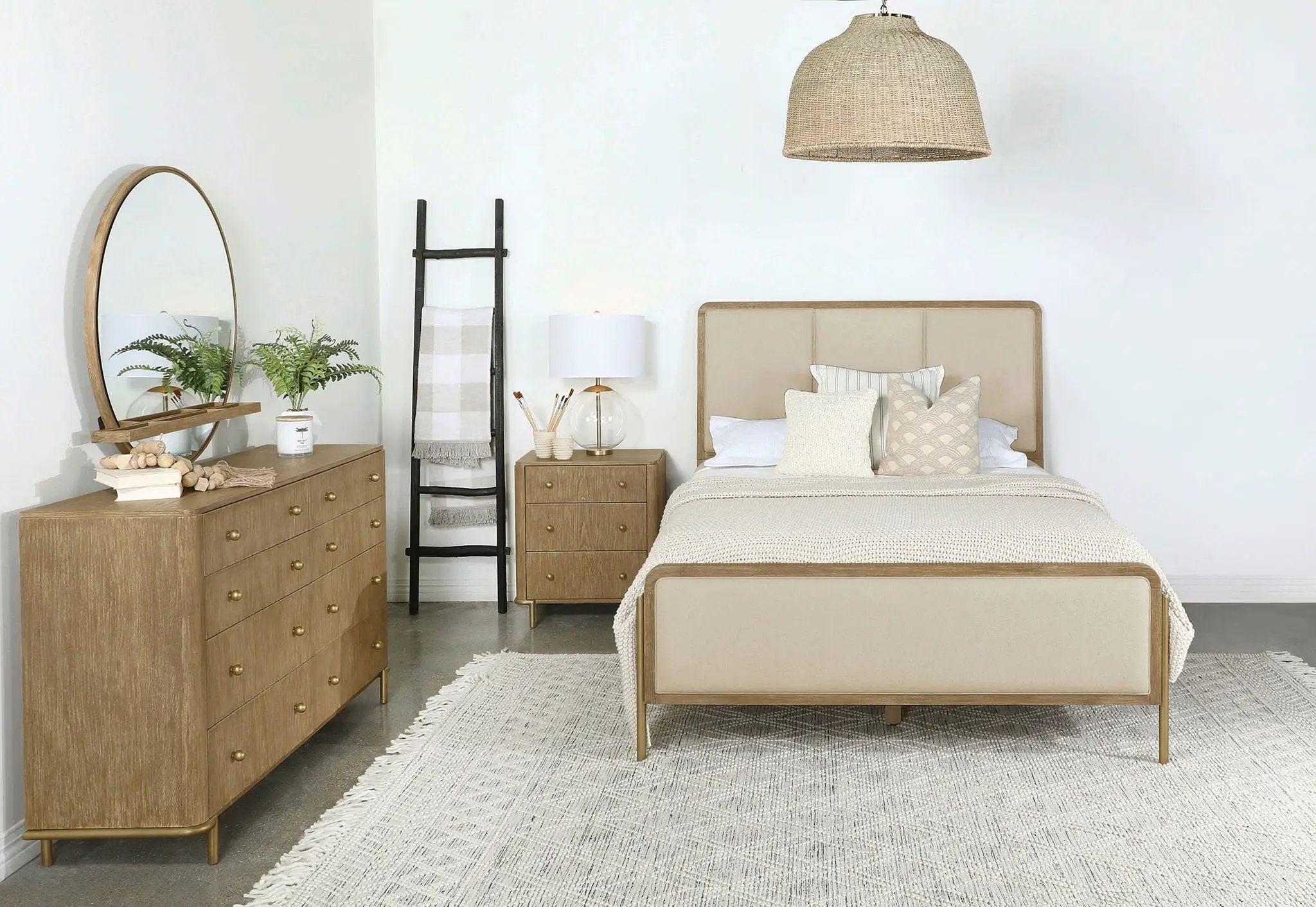 Arini 4-piece Queen Bedroom Set Cream and Sand Wash by Unique Piece Furniture