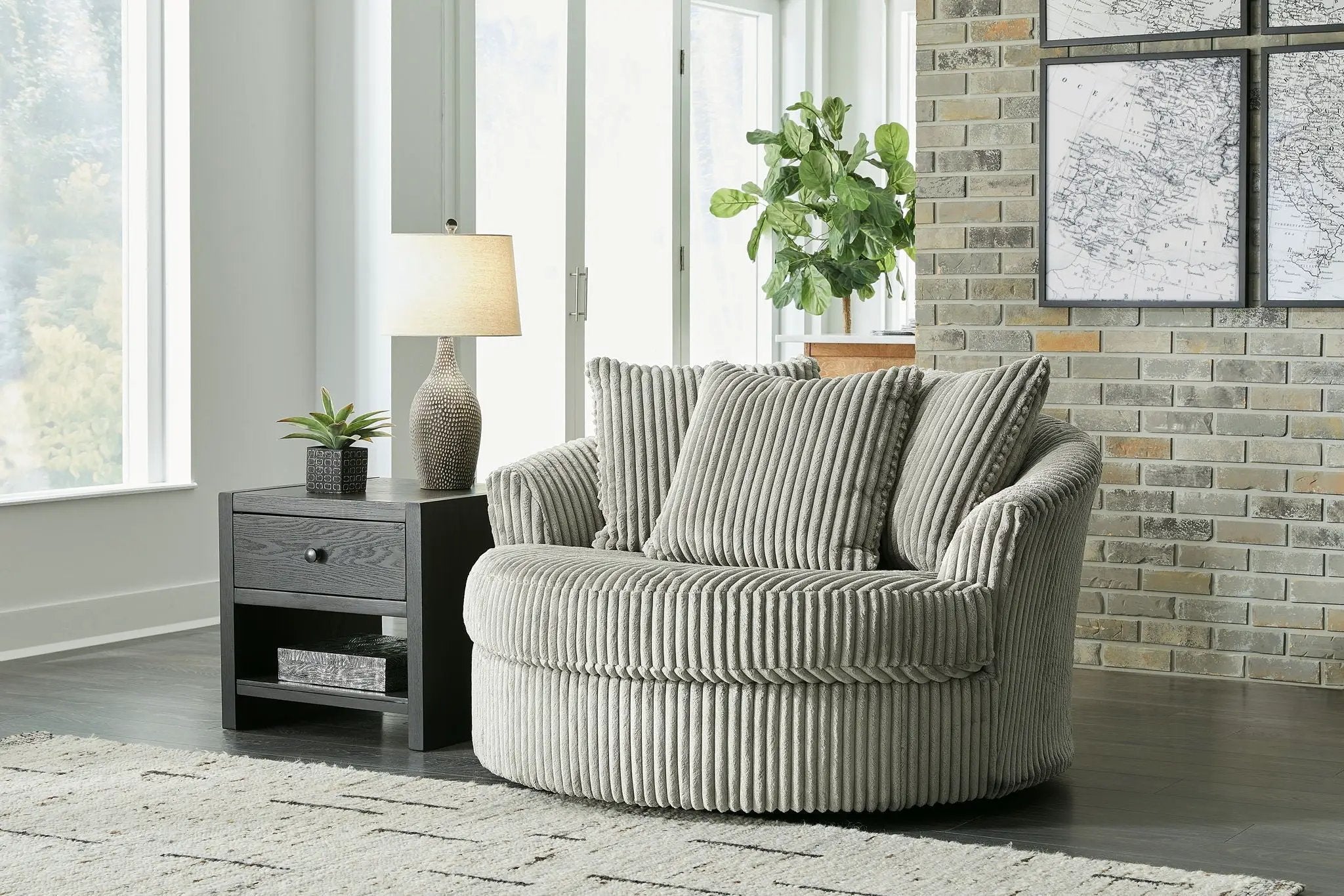 Lindyn - Oversized Swivel Accent Chair by Unique Piece Furniture